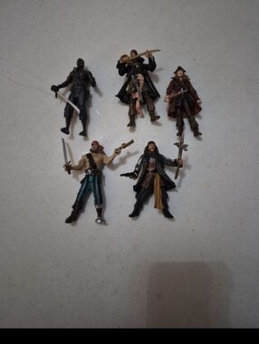 Pirates of the Caribbean Action Figure Collection Lot of 6 with Swords